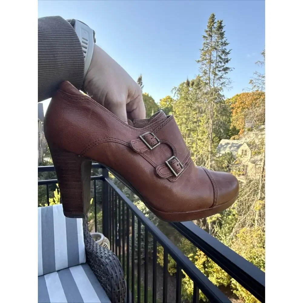CLARKS Artisan Brown Leather BOOTIE Heels Double Buckle Zipper SIZE 8.5 Women’s